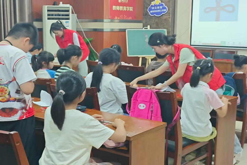 文件名稱:教師.png原圖大小:0.75MB