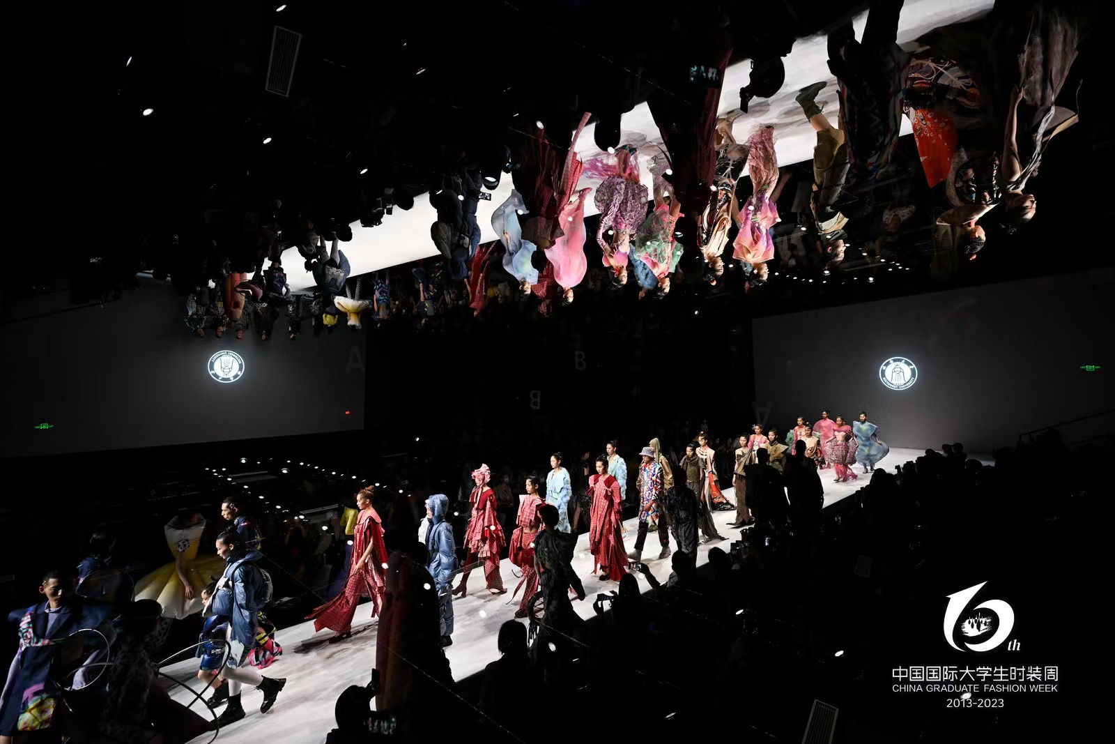 文件名稱:在中國國際大學生時裝周進行專場展示.jpg原圖大小:0.36MB